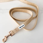 רצועת קטיפה קראמל לכלב על משטח שיש, תקריב קרס רוז-גולד